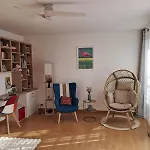Beautiful Air-conditioned With Balcony شقة