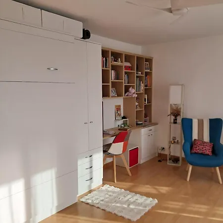 Beautiful Air-conditioned With Balcony *