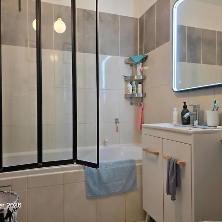 شقة Beautiful Air-conditioned With Balcony