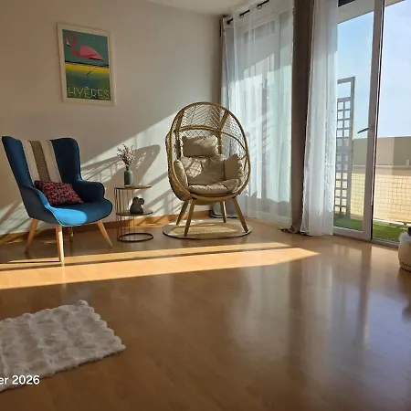 Beautiful Air-conditioned With Balcony Ιέρ